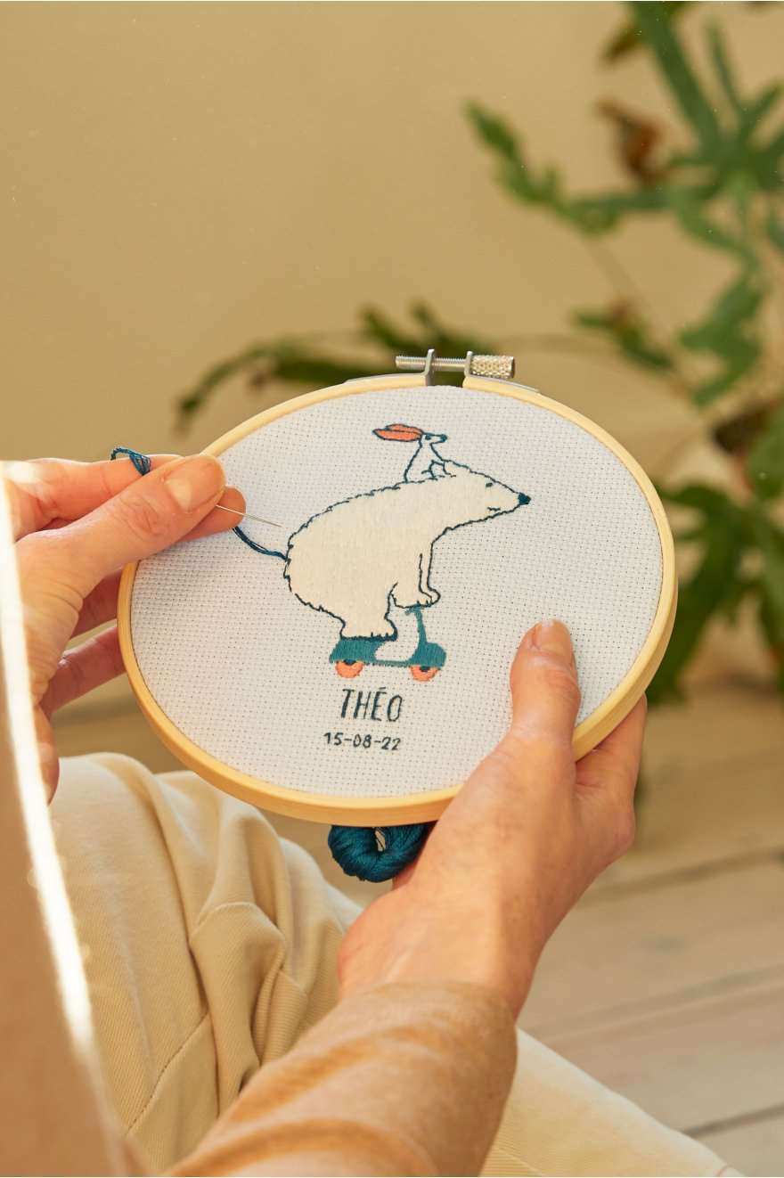 DMC 踏滑板的白熊刺繡材料包 TB182